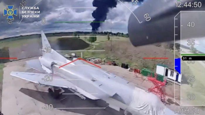 BOMBER KENA BOM - Asap dari pesawat yang terbakar terlihat di belakang pesawat bomber Tu-22M3 Rusia yang terkena serangan Ukraina.