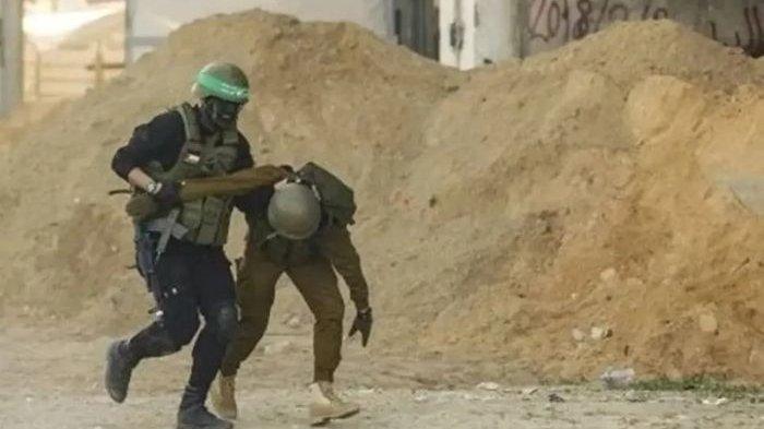 GANTI TAKTIK - Tangkap layar Khaberni pada Minggu (13/7/2025) yang menunjukkan insiden beberapa waktu silam di mana petempur Hamas menangkap tentara Israel. Petempur Hamas dilaporkan mengubah strategi mereka yang bertujuan menangkap personel militer Israel yang bertugas di Gaza.