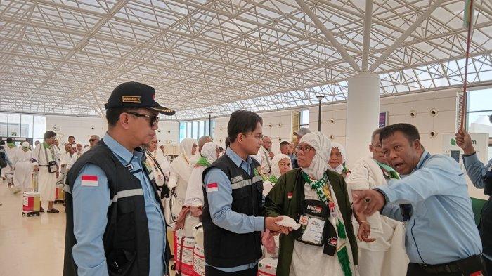 Tenaga Ahli Menteri Agama, Bunyamin memantau pelayanan PPIH atau petugas haji di Bandara Internasional King Abdilaziz Jeddah, Arab Saudi, Rabu (28/5/2025) petang Waktu Arab Saudi. (Media Center Haji/MCH 2025/Dewi Agustina)