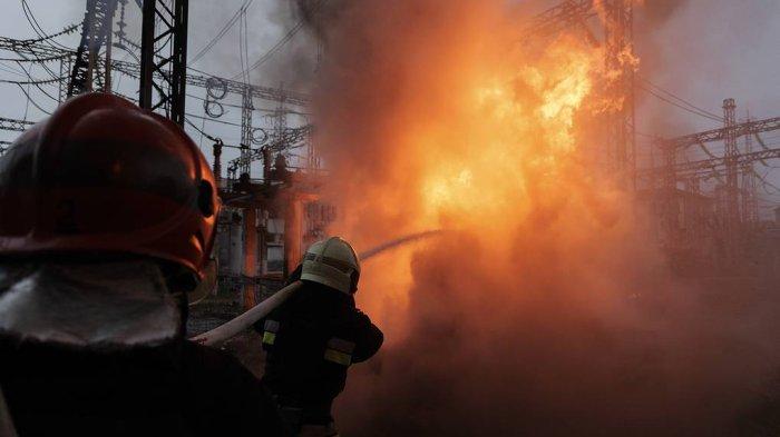 Petugas melakukan pemadaman fasilitas Ukraina yang dibom oleh Rusia