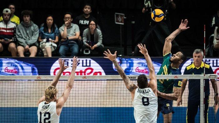Pevoli Brasil Lucarelli melakukan smash ke arah tim Amerika Serikat pada laga Pekan I VNL 2023