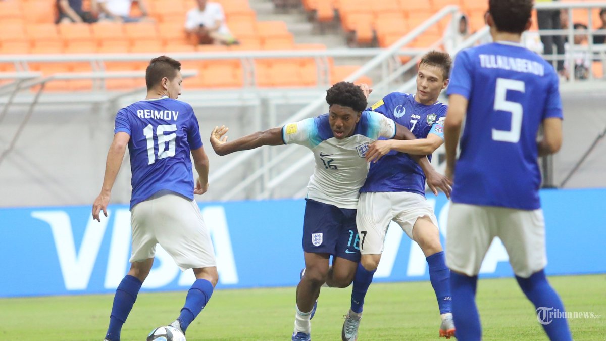 Pesepak bola Timnas Inggris, Myles Lewis-Skelly (dua kiri) berusaha melewati pesepak bola Timnas Uzbekistan pada babak 16 besar Piala Dunia U-17 di Jakarta International Stadium (JIS), Rabu (22/11/2023). Uzbekistan berhasil mengalahkan Inggris dengan skor tipis 2-1. TRIBUNNEWS/HERUDIN