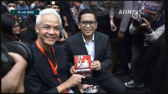 Dalam foto: Mantan Gubernur Jawa Tengah, Ganjar Pranowo, terlihat melempar senyum ramah saat menghadiri sidang pleidoi (pembacaan nota pembelaan) Sekretaris Jenderal (Sekjen) Partai Demokrasi Indonesia Perjuangan (PDIP) Hasto Kristiyanto yang digelar pada Kamis (10/7/2025) hari ini.