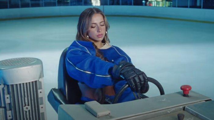 Lirik Lagu dan Terjemahan Run For The Hills - Tate McRae: The Way You