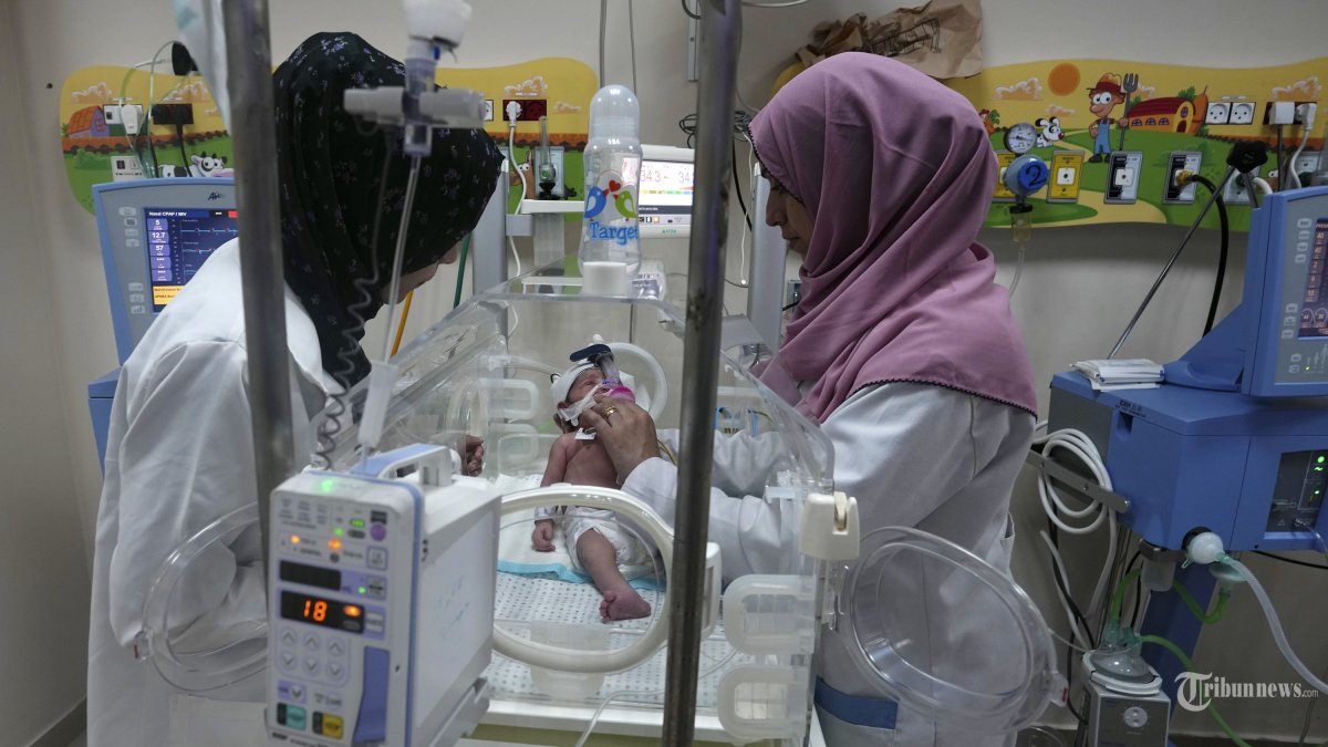 Dokter Palestina merawat bayi yang lahir prematur di Rumah Sakit Al Aqsa di Deir el-Balah, Jalur Gaza, Minggu, 22 Oktober 2023. (AP Photo/Adel Hana)