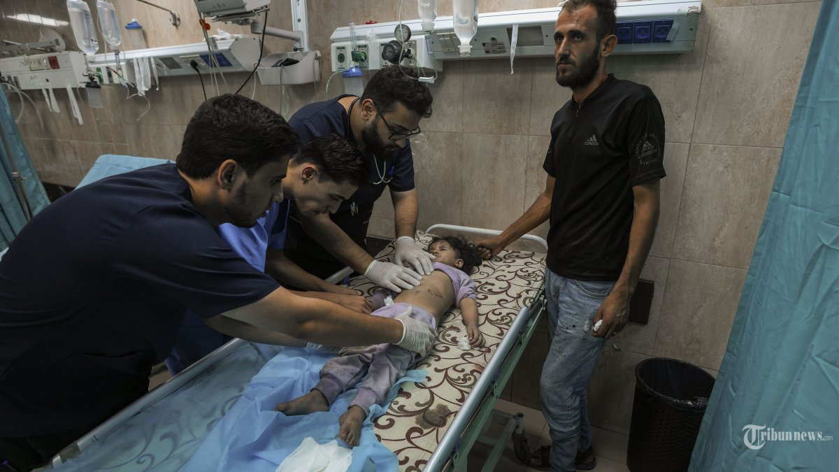 Seorang anak Palestina yang terluka akibat serangan udara Israel menerima perawatan medis di rumah sakit al-Aqsa di Deir el-Balah, Jalur Gaza tengah, Minggu, 15 Oktober 2023. (AP Photo/Adel Hana)