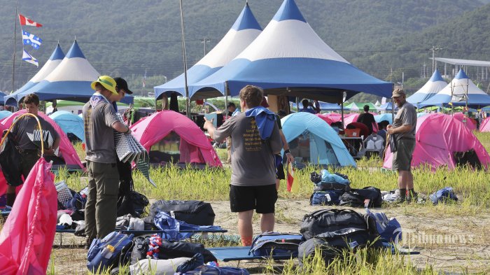 Anggota pramuka AS bersiap meninggalkan perkemahan Jambore Pramuka Dunia di Buan, Korea Selatan, Minggu, 6 Agustus 2023. gelombang panas yang menyiksa menyebabkan ribuan pengintai Inggris mulai meninggalkan perkemahan pesisir pada hari Sabtu. Pramuka Amerika diharapkan untuk pergi selama akhir pekan. (Na Bo-bae/Yonhap via AP)