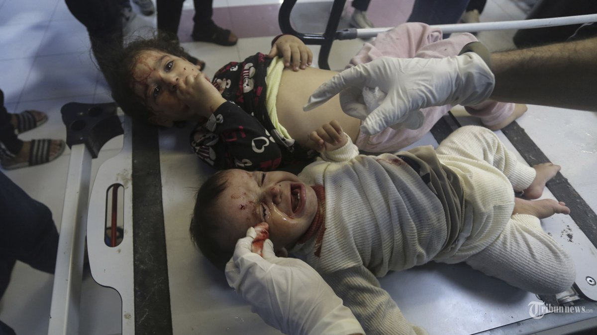 Anak-anak Palestina yang terluka menerima perawatan di rumah sakit al-Shifa, menyusul serangan udara Israel di Kota Gaza, Jalur Gaza tengah, Senin, 23 Oktober 2023. Rumah Sakit Shifa di Gaza telah menjadi fokus kebuntuan selama berhari-hari dalam perang Israel melawan Hamas. Israel mengklaim Hamas menggunakan fasilitas itu untuk tujuan militer dan telah membangun pusat komando bawah tanah yang luas di bawah rumah sakit. Sejak Israel menyatakan perang terhadap Hamas, pasukannya telah bergerak ke arah Shifa. Namun ratusan dokter dan pasien masih berada di dalam. (AP Photo/Abed Khaled, File)