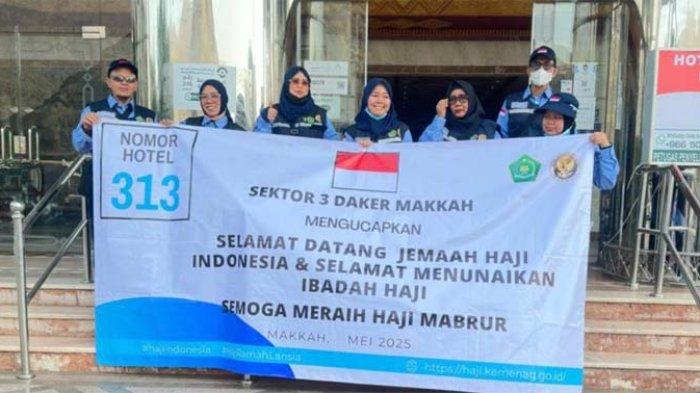 SAMBUT JEMAAH HAJI - Petugas Haji 2025 dari Sektor 3 Makkah siap menyambut kedatangan jemaah haji dari Madinah, Sabtu (10/5/2025).