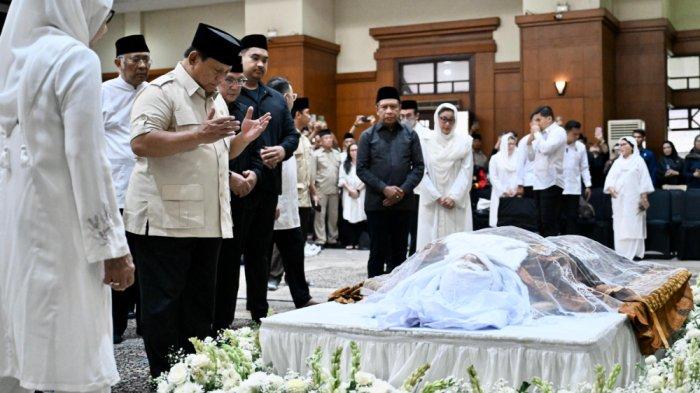 PRABOWO MELAYAT - Presiden Republik Indonesia Prabowo Subianto melayat ke persemayaman terakhir tokoh pencak silat, Almarhum Mayjen TNI (Purn) Eddie Marzuki Nalapraya, di Padepokan Pencak Silat, Taman Mini Indonesia Indah (TMII), Jakarta Timur, Selasa (13/5/2025).