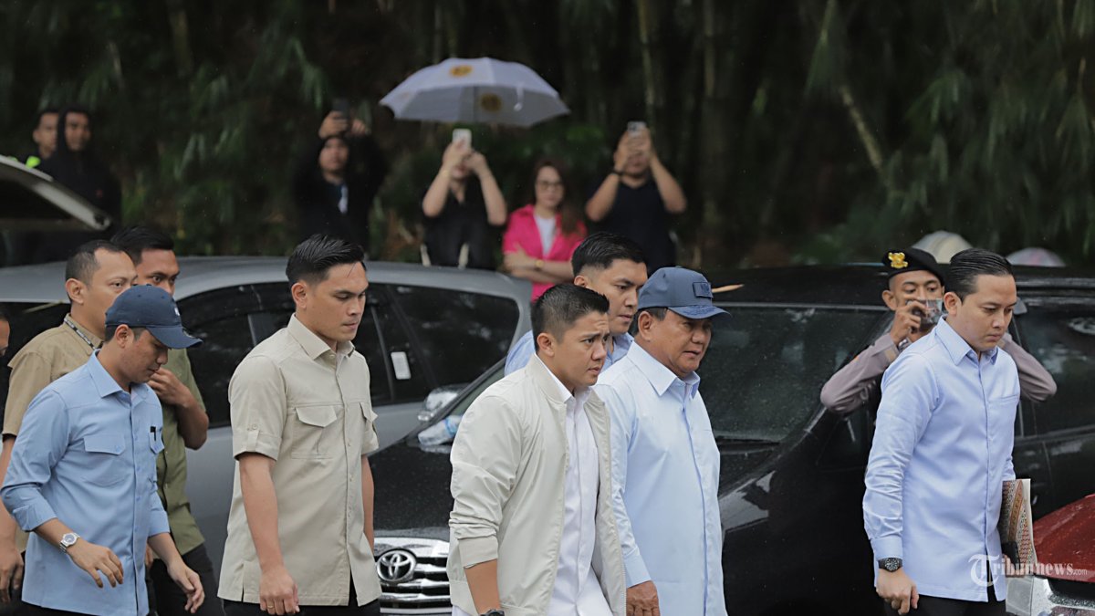 Calon Presiden nomor urut 02 Prabowo Subianto didampingi beberapa ajudannya mendatangi TPS 033 Bojong Koneng, Hambalang, Bogor, Jawa Barat, Rabu (14/2/2024). Pemilu 2024 untuk memilih Presiden dan Wakil Presiden, anggota DPR, DPD, DPRD Provinsi dan DPRD Kabupaten/Kota tersebut dilaksanakan secara serentak di 38 provinsi dengan jumlah DPT sebanyak 204.807.222 pemilih. Tribunnews/Jeprima