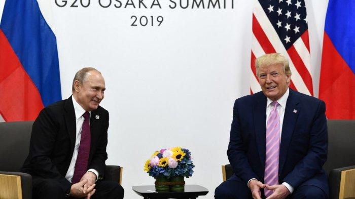 Presiden AS Donald Trump (kanan) menghadiri pertemuan dengan Presiden Rusia Vladimir Putin selama KTT G20 di Osaka pada 28 Juni 2019.