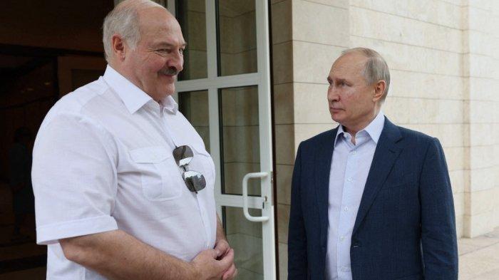 Presiden Rusia Vladimir Putin bertemu dengan mitranya dari Belarus Alexander Lukashenko di Sochi, Rusia, pada 9 Juni 2023. Gavriil GRIGOROV / SPUTNIK / AFP