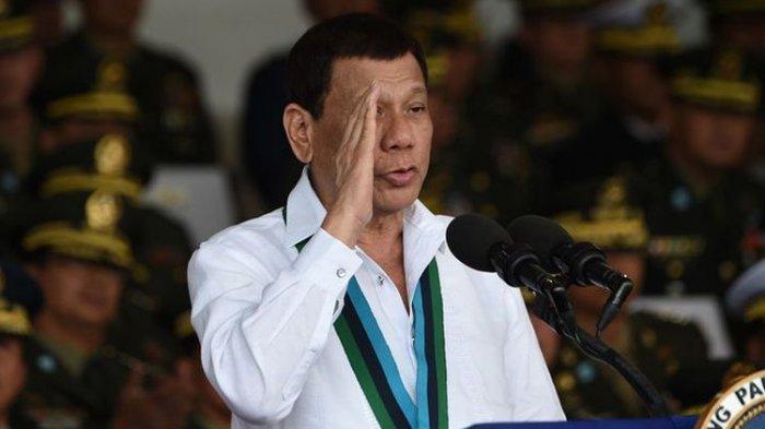 Presiden Filipina Rodrigo Duterte memberi hormat usai pidato dalam rangka ulang tahun militer, pada Desember 2017.