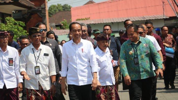 Presiden Jokowi saat meninjau SMK Negeri 3 Sukawati Gianyar padaSelasa 31 Oktober 2023