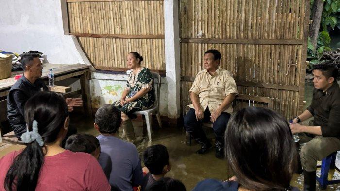 KUNJUNGI KORBAN BANJIR - Presiden Prabowo Subianto mengunjungi warga terdampak banjir di Kampung Tambun Inpres, Desa Buni Bakti, Kecamatan Babelan, Kabupaten Bekasi, Sabtu (8/3/2025). Di lokasi itu Prabowo sempat berbuka puasa di rumah salah satu warga dengan meminum air putih sembari berbincang. 