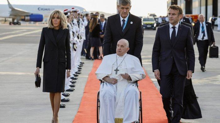 Presiden Prancis Emmanuel Macron (kanan) dan istrinya Brigitte Macron (Kiri) menemani Paus Fransiskus (tengah) dalam upacara pemberangkatan terakhir di Bandara Marseille Provence, di Marseille, pada 23 September 2023.