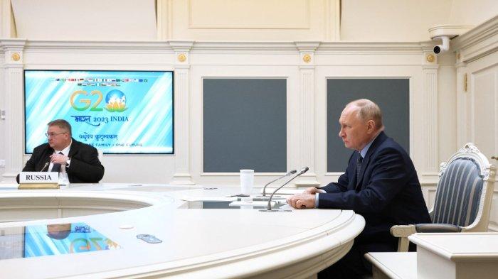 Foto kumpulan yang didistribusikan oleh lembaga negara Rusia Sputnik menunjukkan Presiden Rusia Vladimir Putin mengambil bagian dalam pertemuan puncak para pemimpin G20 virtual di Moskow pada 22 November 2023.