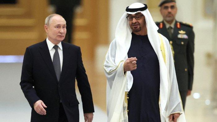 Foto yang didistribusikan oleh lembaga negara Rusia Sputnik menunjukkan Presiden Rusia Vladimir Putin dan Presiden Uni Emirat Arab Sheikh Mohamed bin Zayed Al Nahyan menghadiri upacara penyambutan menjelang pembicaraan mereka di Abu Dhabi, Uni Emirat Arab pada 6 Desember 2023.