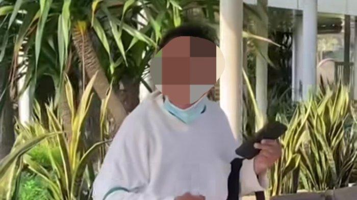 PERISTIWA VIRAL - Viral di media sosial pria lansia meneriaki penumpang lain TransJakarta teroris. Peristiwa itu diketahui terjadi di Halte TransJakarta Taman Anggrek, Grogol Petamburan, Jakarta Selatan, Kamis (29/5/2025).