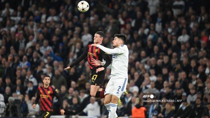 Gelandang Inggris Manchester City Phil Foden (tengah) dan bek FC Copenhagen dari Belanda Kevin Diks (kanan) saling berebut sundulan pada pertandingan sepak bola grup G UEFA Champions League 1st round day 4 FC Copenhagen vs Manchester City di Kopenhagen, Denmark, pada 11 Oktober , 2022. Profil Kevin Diks, pemain keturunan Indonesia yang tampil di laga Copenhagen vs Manchester City. Jonathan NACKSTRAND / AFP