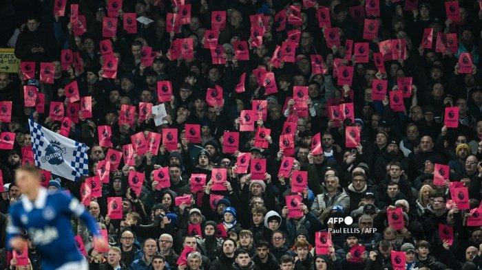 Pendukung Everton memegang spanduk dan selebaran untuk memprotes hukuman 10 poin klub karena melanggar FFP di laga kontra Manchester United di Goodison Park pada 26 November 2023.