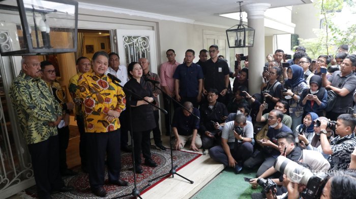 Ketua DPP PDI Perjuangan Puan Maharani bersama Ketua Umum Partai Golkar Airlangga Hartarto memberikan keterangan usai melakukan pertemuan tertutup di kediaman Airlangga Hartarto, Jakarta, Kamis (27/7/2023). Pertemuan tersebut sebagai ajang silaturahmi dan membahas isu-isu politik terkini jelang Pemilu 2024. TRIBUNNEWS/IRWAN RISMAWAN