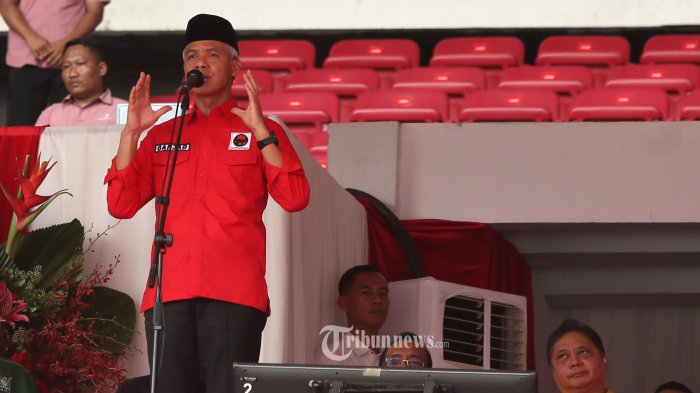 Bakal Calon Presiden Dari PDIP Ganjar Pranowo memberikan sambutan saat Puncak Bulan Bung Karno 2023 di Stadion Utama Gelora Bung Karno, Jakarta, Sabtu (24/6/2023) - 