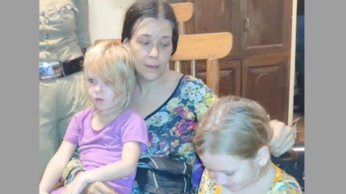 TINGGAL DI GUA - Warga Rusia, Nina Kutina (40 tahun), ditemukan tinggal bersama kedua putrinya di sebuah gua terpencil dekat Gokarna di Karnataka, India. (Foto Express)