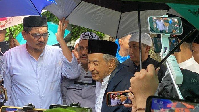 IBRAHIM SJARIEF WAFAT - Quraish Shihab hadir dalam prosesi pemakaman sang menantu, Ibrahim Sjarief di TPU Jeruk Purut Jakarta Selatan, Rabu (21/5/2025). Quraish berharap putrinya, Najwa Shihab bisa tegar melepas kepergian sang suami. (Tribunnews.com/Fauzi Alamsyah).