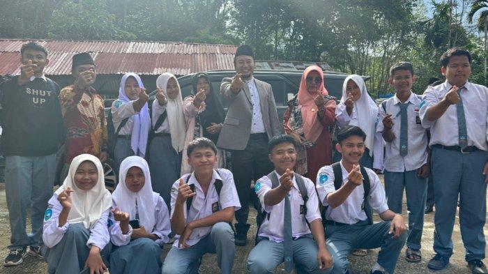 Anggota DPR RI Rahmat Saleh saat mengunjungi SMAN 9 Solok Selatan, Sumatera Barat, Rabu (10/1/2024).
