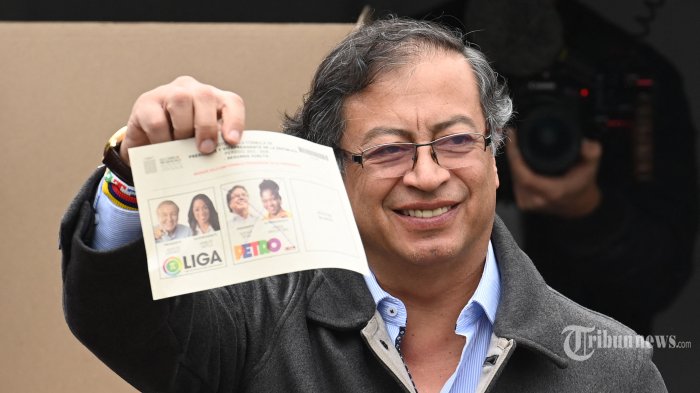 Kandidat presiden sayap kiri Kolombia Gustavo Petro menunjukkan surat suaranya saat ia memberikan suara selama pemilihan presiden putaran kedua di Bogota, pada 19 Juni 2022. - Rakyat Kolombia memilih presiden baru dalam pemilihan yang penuh dengan ketidakpastian, sebagai mantan gerilyawan Gustavo Petro dan pengusaha jutawan Rodolfo Hernandez bersaing untuk mendapatkan kekuasaan di negara yang dibebani dengan kemiskinan yang meluas, kekerasan dan kesengsaraan lainnya.
 (Photo by Juan BARRETO / AFP)