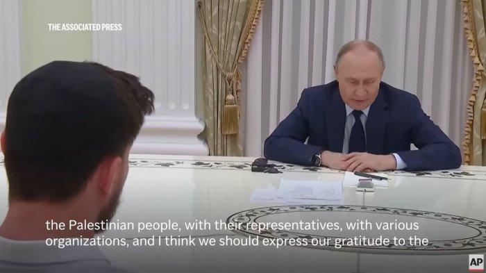 PEMBEBASAN SANDERA - Tangkap layar YouTube Associated Press pada 17 April 2025, memperlihatkan pertemuan antara Presiden Rusia Vladimir Putin dan sandera Israel yang dibebaskan Hamas. Dalam pertemuan tersebut, Putin meminta sandera untuk berterima kasih kepada Hamas