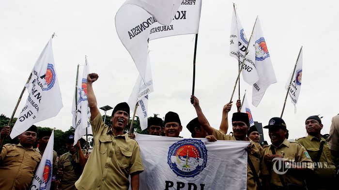 Ribuan perangkat desa se-Indonesia yang tergabung dalam Persatuan Perangkat Desa Indonesia (PPDI) berunjuk rasa di depan Gedung DPR RI, Senayan, Jakarta Pusat, Rabu (25/1/2023). Mereka menuntut terkait kejelasan status kepegawaian perangkat desa dan ingin mendapat payung hukum yang jelas terkait status kepegawaian. Selain itu, mereka menuntut penerbitan Nomor Induk Perangkat Desa (NIPD). WARTA KOTA/ANGGA BHAGYA NUGRAHA