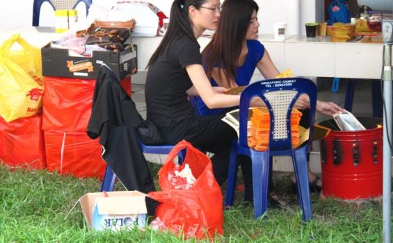 Ritual Bakar Kertas Antar Oom Liem ke Nirwana - TribunNews.com