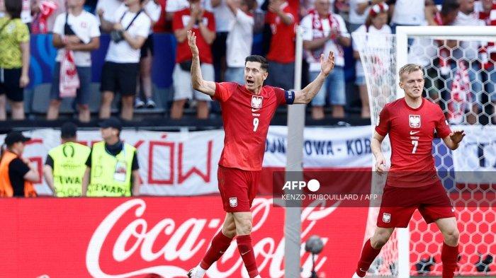 Penyerang Polandia #09 Robert Lewandowski (kiri) merayakan gol pertama timnya dari titik penalti pada pertandingan sepak bola Grup D UEFA Euro 2024 antara Prancis dan Polandia di BVB Stadion di Dortmund pada 25 Juni 2024. (Foto oleh KENZO TRIBOUILLARD / AFP)