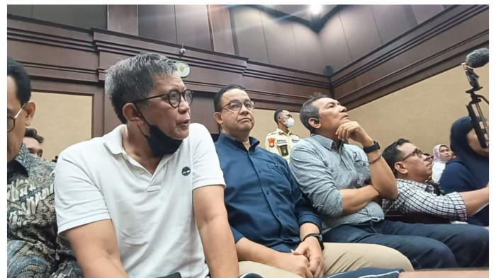 Pengamat politik Rocky Gerung duduk di dekat Mantan Gubernur DKI Jakarta Anies Baswedan saat menghadiri sidang pembacaan putusan kasus dugaan korupsi importasi gula yang menjerat eks Menteri Perdagangan Thomas Trikasih Lembong alias Tom Lembong di Pengadilan Tipikor Jakarta Pusat, Jumat (18/7/2025).