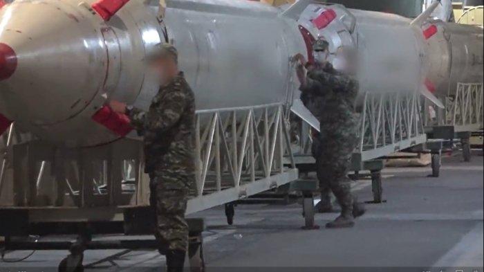 RUDAL IRAN - Iran merilis video ketika IRGC menyiapkan rudal sebelum meluncurkan serangan balasan ke Israel pada Selasa (1/10/2024). Tentara Iran menulis pesan berbahasa Arab.