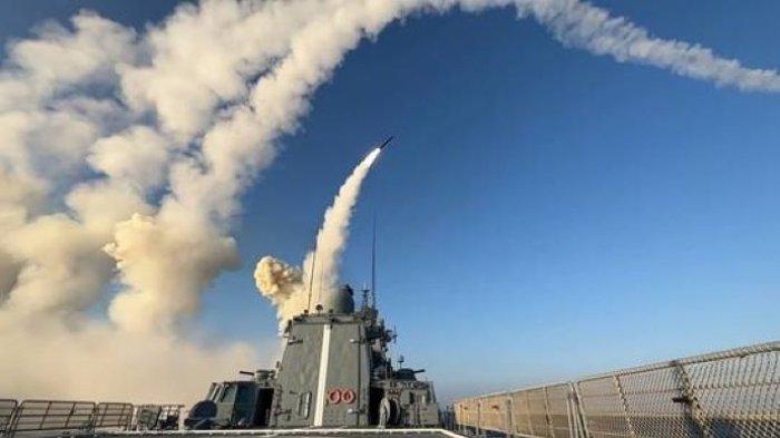 rudal kendali jarak jauh diluncurkan dari kapal perang Rusia