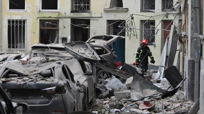 Seorang penyelamat bekerja di sebuah gedung apartemen yang sebagian hancur oleh serangan rudal di kota Lviv, Ukraina barat, pada 6 Juli 2023, di tengah invasi militer Rusia di Ukraina. Sebuah rudal yang menghantam sebuah blok apartemen di Lviv Ukraina menewaskan empat orang pada 6 Juli, yang menurut walikotanya adalah serangan terbesar terhadap infrastruktur sipil di kota itu sejak dimulainya invasi Rusia.
