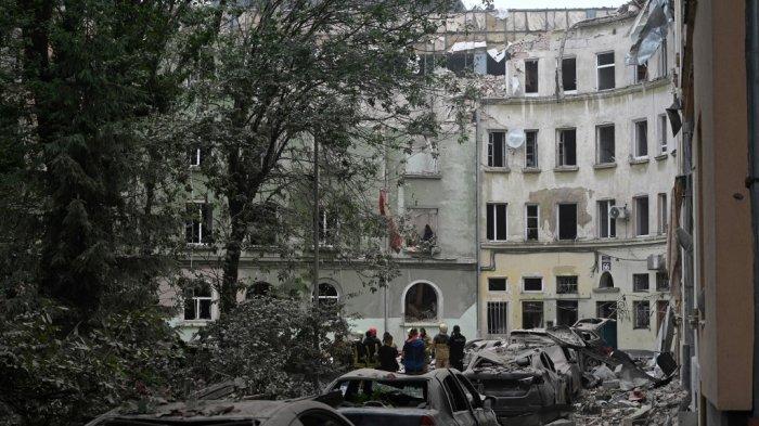 Tim penyelamat bekerja di sebuah gedung apartemen yang sebagian hancur akibat serangan rudal di kota Lviv, Ukraina barat, pada 6 Juli 2023, di tengah invasi militer Rusia di Ukraina. Sebuah rudal yang menghantam sebuah blok apartemen di Lviv Ukraina menewaskan empat orang pada 6 Juli, yang menurut walikotanya adalah serangan terbesar terhadap infrastruktur sipil di kota itu sejak dimulainya invasi Rusia.