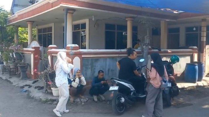 KORBAN KAPAL TENGGELAM - Suasana rumah duka salah satu korban KMP Tunu Pratama Jaya yang tenggelam di Selat Bali pada Rabu (2/7/2025) malam di Selat Bali. Salah satu korban meninggal dunia adalah Anang Suryono (56), sopir truk asal Kelurahan Mangunharjo, Kecamatan Mayangan, Probolinggo, Jawa Timur.