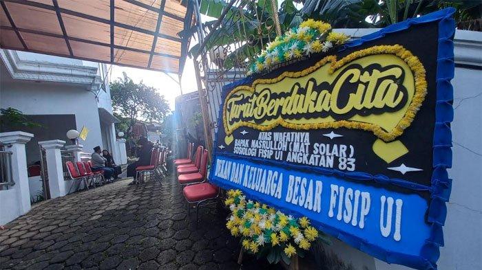 RUMAH DUKA MAT SOLAR - Suasana terkini di rumah duka, Mat Solar Selasa (18/3/2025). Ada karangan bunga dan sejak pukul 07.30 WIB, puluhan pelayat mendatangi rumah duka Mat Solar untuk berdoa dan melihat almarhum sebelum dimakamkan.