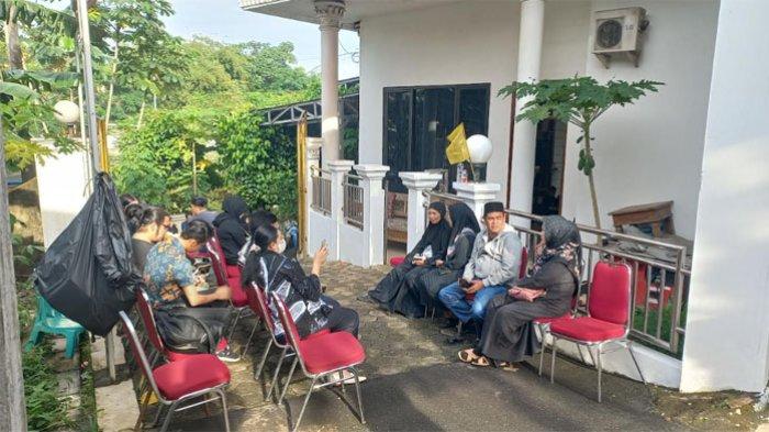 RUMAH DUKA MAT SOLAR - Suasana terkini di rumah duka, Mat Solar Selasa (18/3/2025). Ada karangan bunga dan sejak pukul 07.30 WIB, puluhan pelayat mendatangi rumah duka Mat Solar untuk berdoa dan melihat almarhum sebelum dimakamkan.