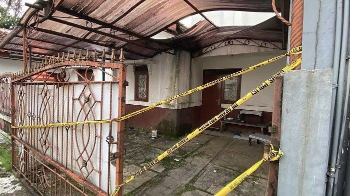 KONDISI RUMAH PRODUKSI - Penampakan rumah di Perum Griya Melati 1 Blok C3, Kecamatan Bogor Barat, Kota Bogor, yang menjadi produksi uang palsu, Rabu (9/4/2025).