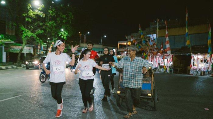 PENGANTIN LARI - Ide tak biasa yang dipilih pasangan pengantin asal Banjarmasin Kalimantan Selatan. Ada 'pengantin lari' , ini sosoknya.