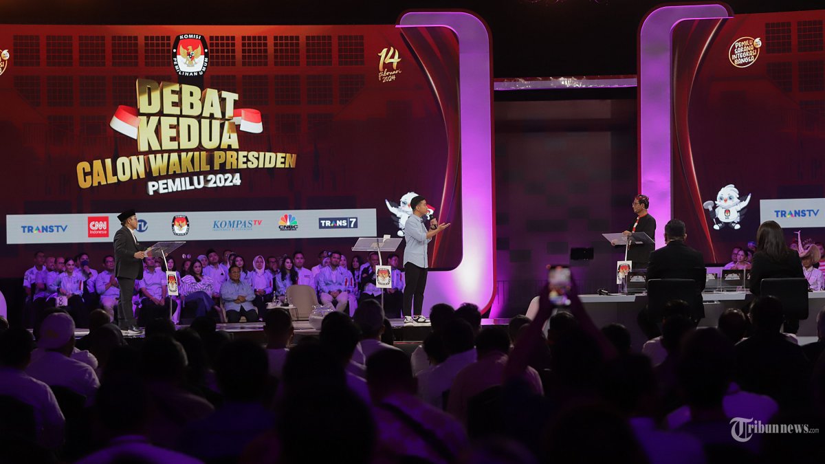 Calon Wakil Presiden Nomor urut 1 Muhaimin Iskandar, Nomor Urut 2 Gibran Rakabuming Raka dan nomor urut 3 Mahfud MD saat mengikuti acara Debat Calon Wakil Presiden 2024 di JCC Senayan, Jakarta Pusat, Jumat (22/12/2023). Debat Pilpres 2024 seri kedua mengangkat tema debat yaitu Ekonomi kerakyatan dan digital, Keuangan, Investasi, Pajak, Perdagangan, Pengelolaan APBN-APBD, Infrastruktur dan Perkotaan. Tribunnews/Jeprima