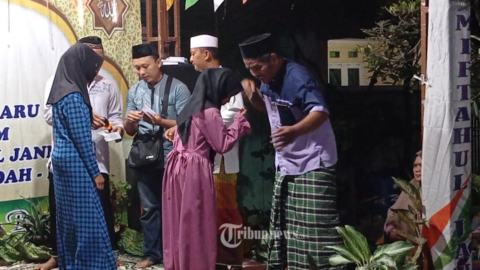 GEMA MUHARRAM DI MEKARSARI -Sebanyak 118 orang anak yatim mendapat santunan pada puncak acara Gema Muharram yang digelar DKM Musola Miftahul Jannah, Perumahan Graha Mekarsari Indah, Desa Mekarsari, Rajeg, Kabupaten Tangerang, Sabtu (30/7/2022). Kegiatan ini digelar dalam rangka memeriahkan Peringatan Tahun Baru Islam 1 Muharram 1444 Hijriyah. WARTA KOTA/NUR ICHSAN