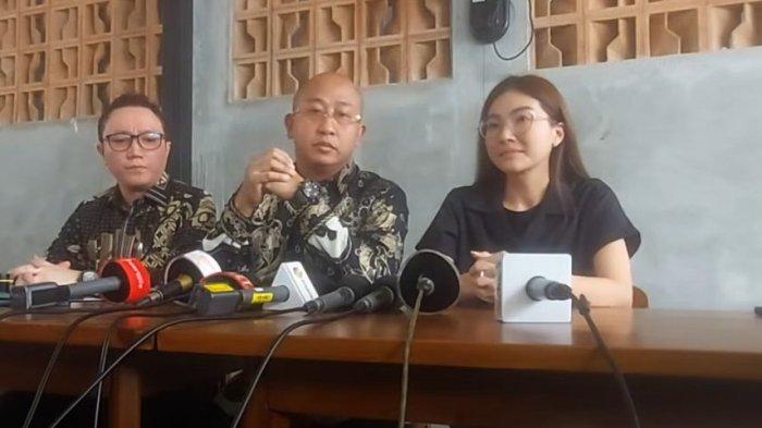 Sarwendah melayangkan somasi pada sejumlah akun yang menudingnya memiliki hubungan spesial dengan Betrand Peto.