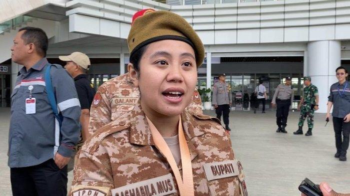 SOSOK SASHABILA MUS - Bupati Pulau Taliabu, Maluku Utara, Sashabila Widya Mus di Stasiun Tegalluar, pada Minggu 22 Juni 2025. Sashabila Mus sedang hamil muda saat mengikuti retret kepala daerah gelombang II di IPDN Jatinangor, Sumedang, Jawa Barat.